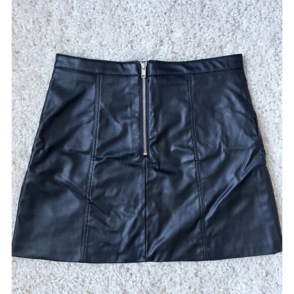 Divided H&M Black Faux Leather Mini Skirt With Exposed Back Zip & Pockets Size 1 - Picture 3 of 3